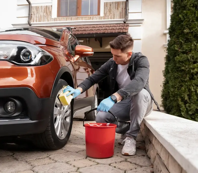 Lavage auto à domicile Saint-André-le-Puy : professionnel intervenant sur un véhicule